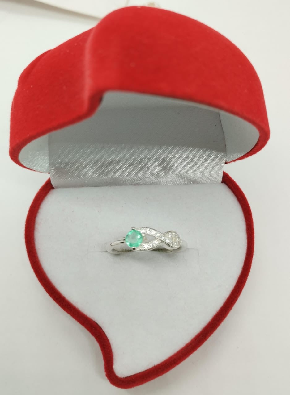 Anillos en Plata 925 con Esmeralda colombiana – Tallas de la 5 a la 7 y Diseños Variados