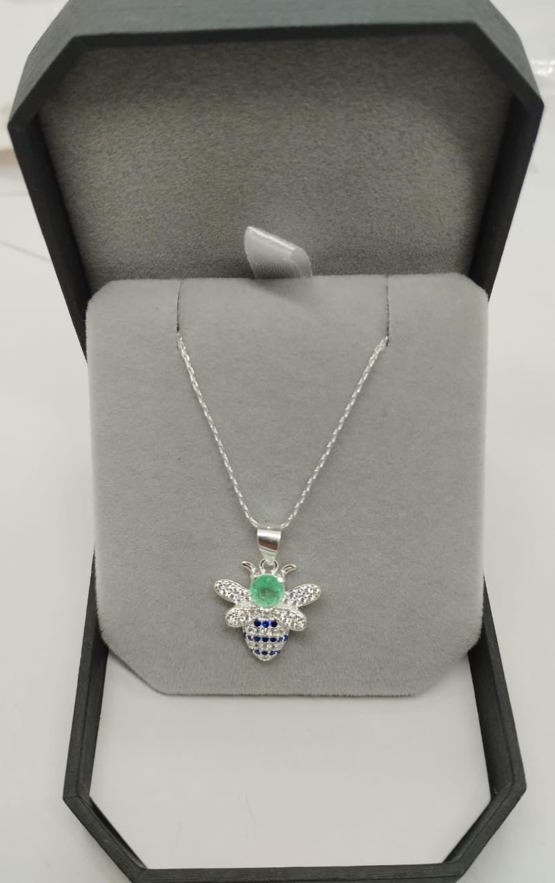 Cadena en Plata 925 con Dije de Abeja y Esmeralda Colombiana
