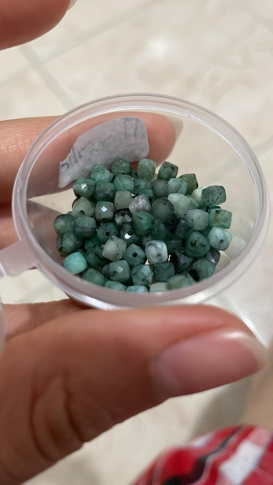 Balines Cuadrados de Esmeralda Natural 4x4 mm – Ideales para Manillas