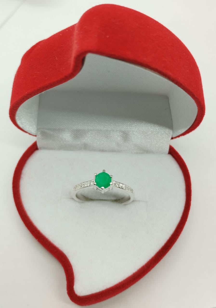 Anillos en Plata 925 con Esmeralda colombiana – Tallas de la 5 a la 7 y Diseños Variados