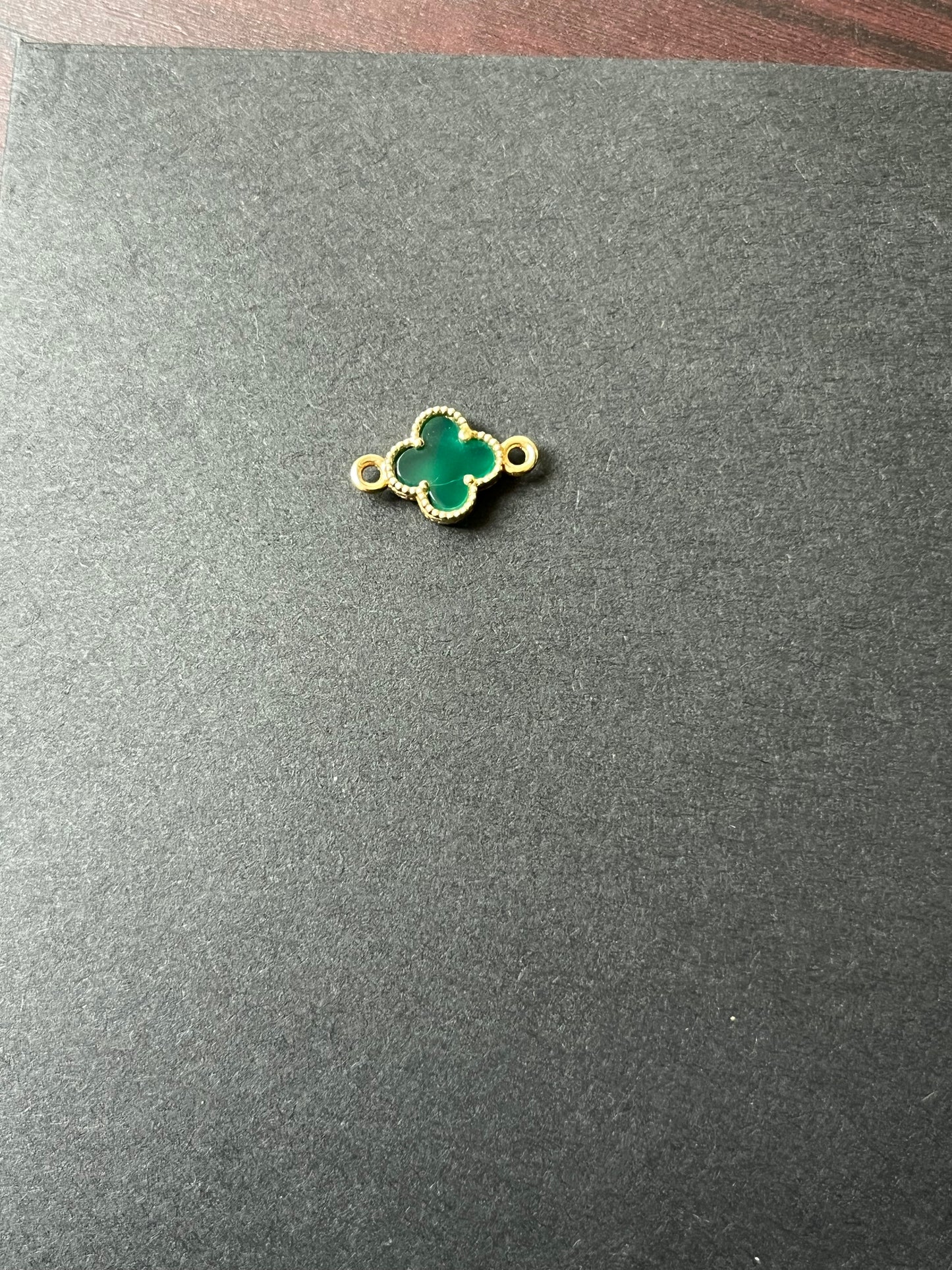 Hermoso herraje diseño de trebol en oro 18k