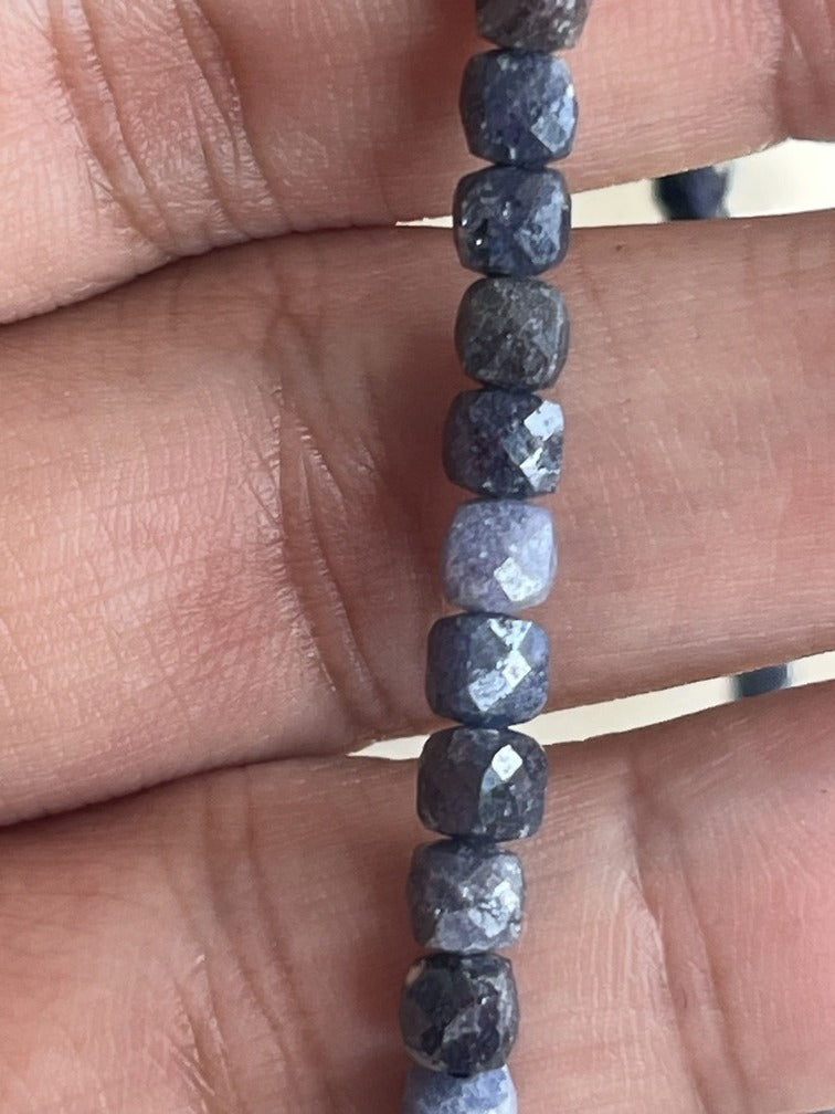 Zafiros Cuadrados de 4x4 mm – Tonalidades Variadas para Manillas