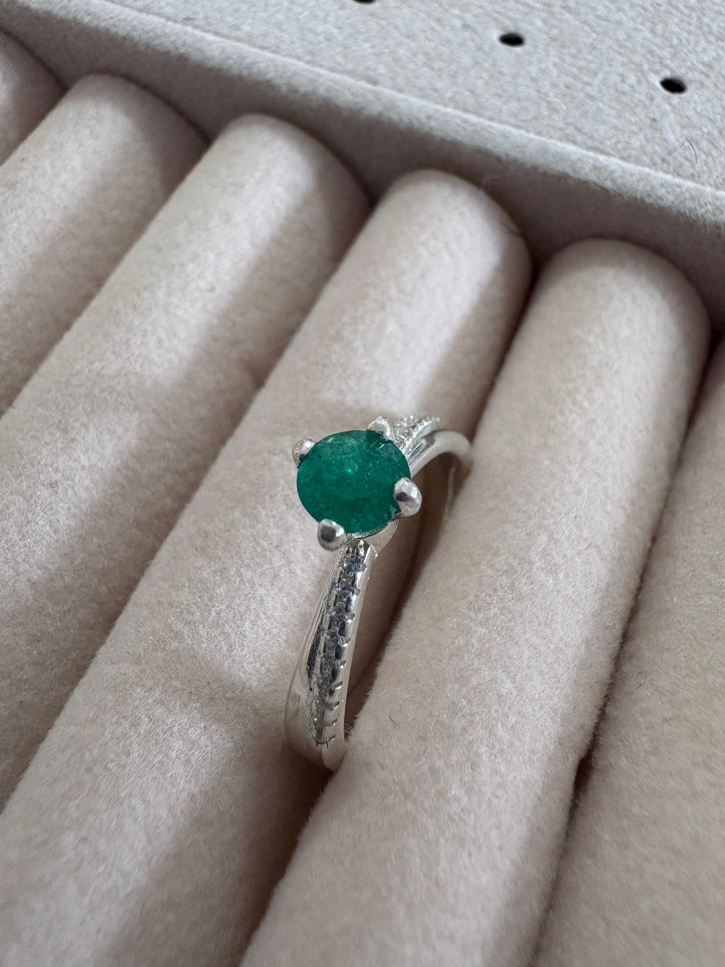 Anillos en Plata 925 con Esmeralda colombiana – Tallas de la 5 a la 7 y Diseños Variados