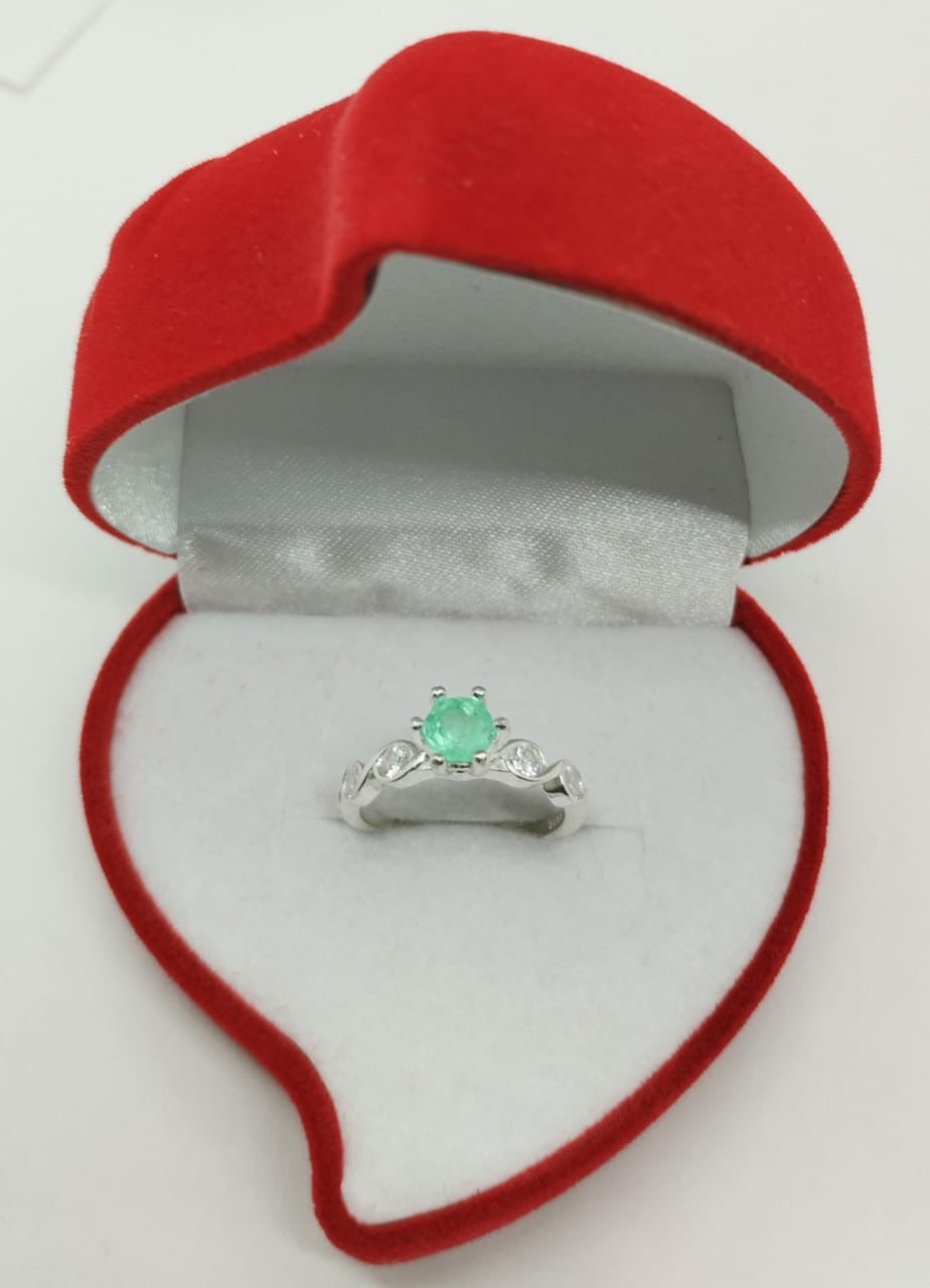 Anillos en Plata 925 con Esmeralda colombiana – Tallas de la 5 a la 7 y Diseños Variados