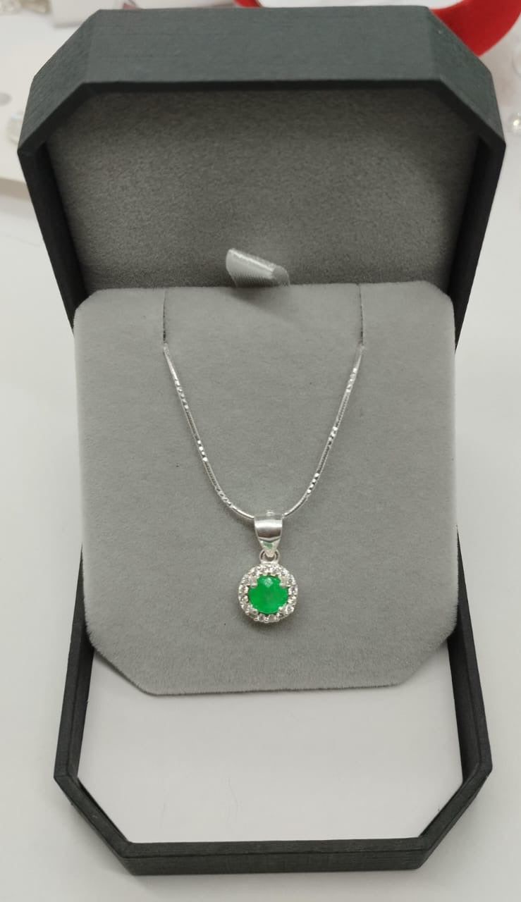 Cadena en Plata 925 con Dije Redondo de Esmeralda Colombiana